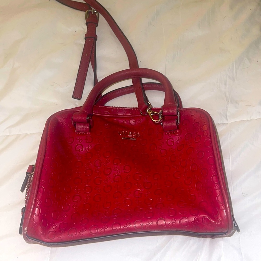 Guess tote with shoulder strap, small multiple pockets inside